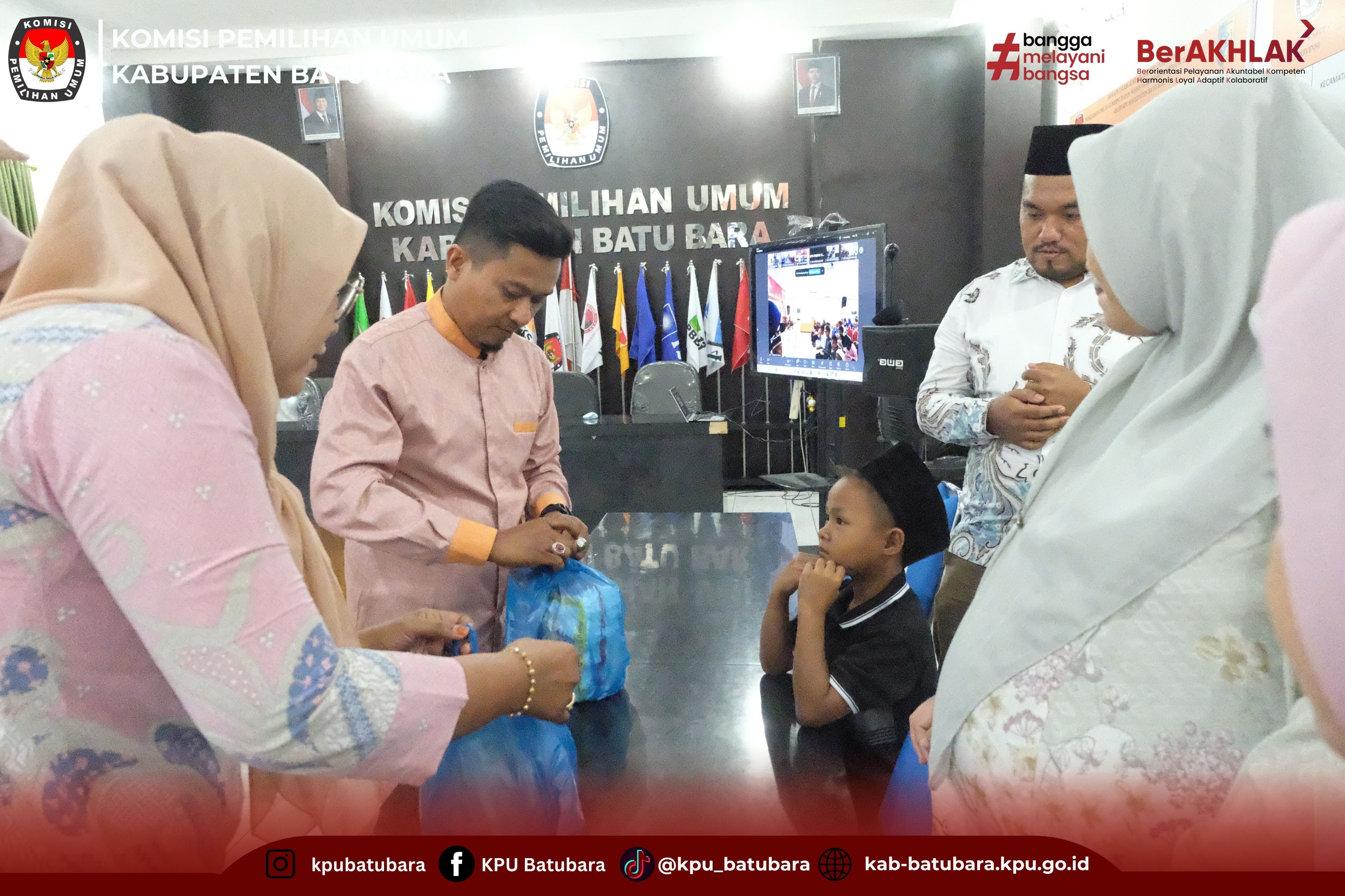 Santunan dan Doa  Bersama Anak Yatim di Sekitar Kantor KPU Kabupaten Batu Bara